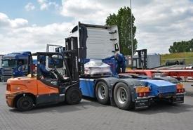 Teile auf gekauften Lkw oder Trailer verladen
