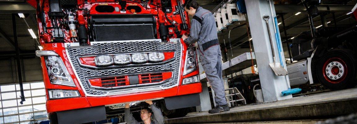 What is the difference between disc brakes and drum brakes on a truck?